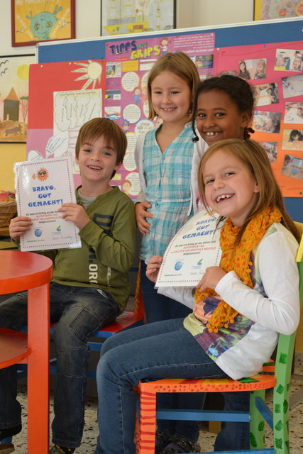 David, Yanet, Gloria und Lara aus der 2. Klasse freuen sich sichtlich über ihre Urkunden