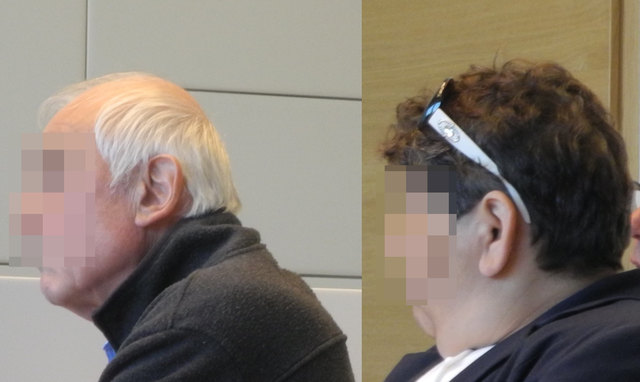 Vermieter und Mieterin scheinbar friedlich nebeneinander auf der Angeklagtenbank des Landesgerichtes Korneuburg.