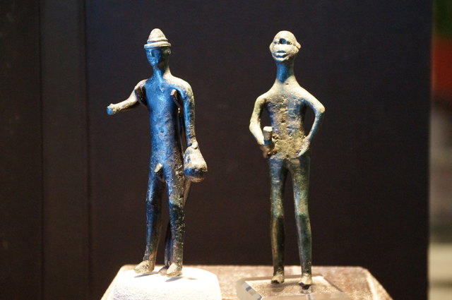 Interessante Schau: Die Votivfigürchen findet man meist bei Opferplätzen, stehen damit in kultischem Zusammenhang.