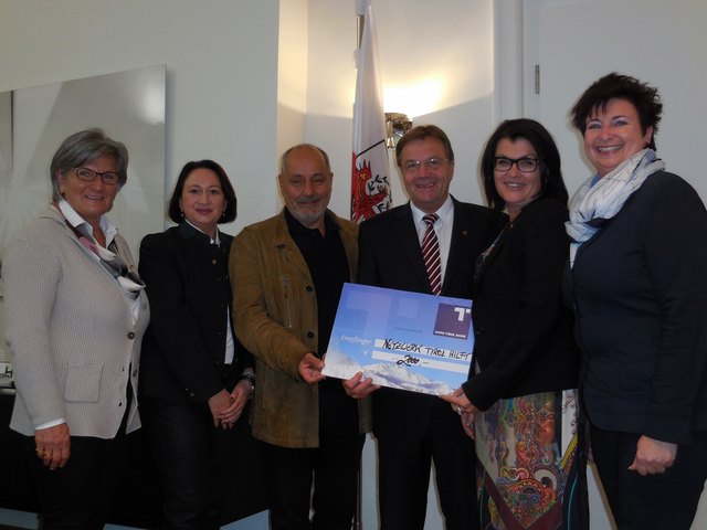 Barbara Thanner, Barbara Trenkwalder, Herbert Peer, LH Günther Platter, Landesleitern NRin Elisabeth Pfurtscheller und Manuela Felsberger. | Foto: VP Frauenbewegung