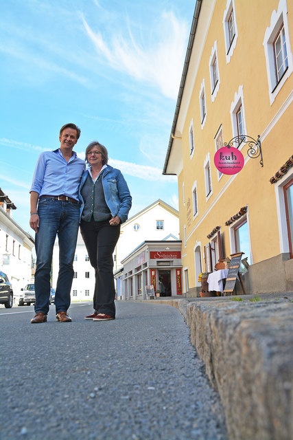 Wolfang Pfeifenberger (Verleger, Buchhändler) und Rosa Brenkusch ("kuh") in der Amtsgasse.