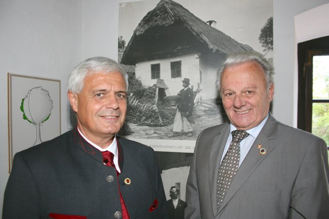 Auswanderungsforscher Walter Dujmovits (rechts) und Reichl-Experte Karl Pratl feierten namens ihrer Organisationen ein gemeinsames Museumsjubiläum.