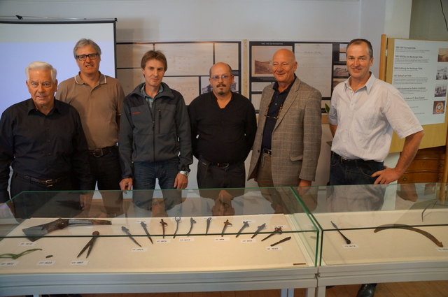 Alt-Bgm. Helmut Kirchmair, Mag. Johannes Pöll  (Bundesdenkmalamt), Karl Staudacher (Grundeigentümer), Anton Kartnaller (Hobbyarchäologe, Finder), Univ.Prof. Dr. Gerhard Tomedi (Institut f. Archäologie, Univ. Ibk.) und Bgm. Peter Daum. | Foto: Larcher