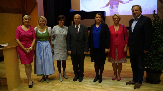 Direktor Siegfried Schober (M.) feierte mit seinen Kollegen und zahlreichen Ehrengästen ein Abschiedsfest in der Stadthalle.
