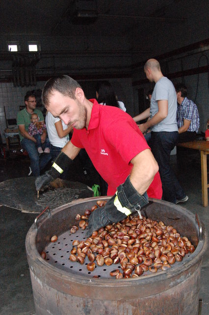 Als Maronibrater fungiert Zettlings GR Andreas Gartler. | Foto: KK