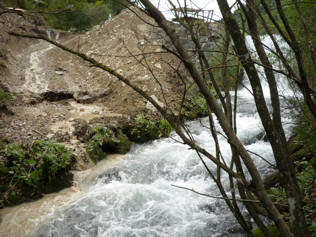 Wunden des Grünsees bluten in den Seebach