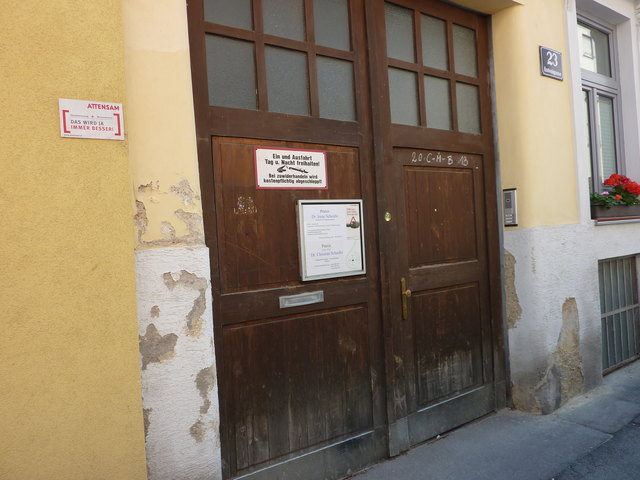 Diese Mauer in der Antonigasse bräuchte einen neuen Verputz.