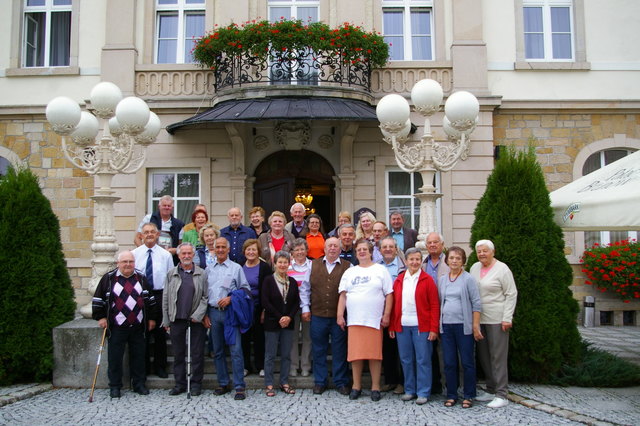 Die Braunauer Delegation vor dem Hotel Palac Brunow. Einem ehemaligen Schloss. | Foto: Reiter