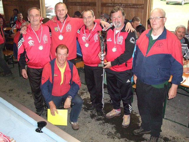Silbermedailiengewinner v.l.n.r. Indinger Johann, Bernauer Wilhelm, Dorfner Christian, Schauer Karl und Gründler Martin ( Obmann Kössen ) v. Stöckl-Berger Stephan ( Tiroler Präsident )