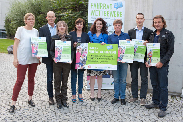 LH-Stv. Ingrid Felipe, LR Beate Palfrader (Mi.) überreichten den Siegern aus dem Bezirk die Auszeichnungen. | Foto: Foto: Klimabündnis/Lechner
