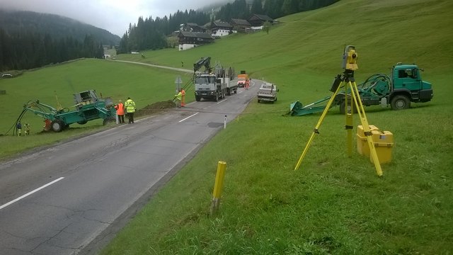 Mit der Pflugmethode konnten die Bauarbeiten von vier Wochen auf nur rund zwei Tage verkürzt werden. | Foto: TINETZ