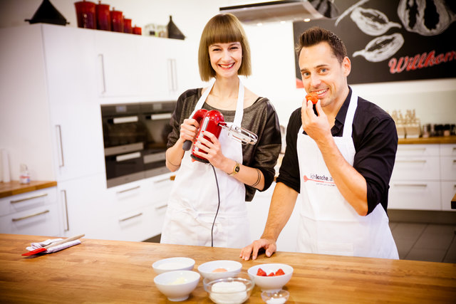bz-Chefin vom Dienst Andrea Hörtenhuber zaubert mit Tricky Niki im ichkoche.at-Kochstudio Erdbeerknödel. | Foto: Gillmann