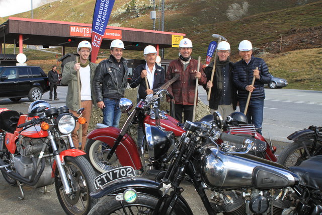 Architekt Michael Brötz, Alban Scheiber, Giacomo Agostini, Attila Scheiber, Motorradexperte Marc Upham und Ötztal Tourismus-GF Oliver Schwarz (v.l.).