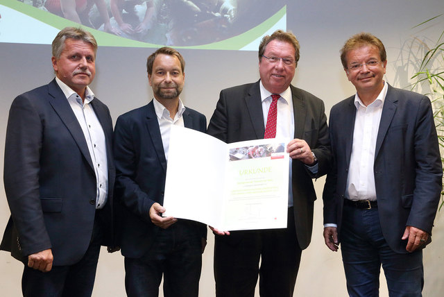 v. l.: Amtsleiter Leo Jachs, Michael Heiß MBA (Projektleiter Green IT Thalheim), Bürgermeister Andreas Stockinger und Umwelt-Landesrat Rudi Anschober bei der Preisverleihung am 23. September 2014.