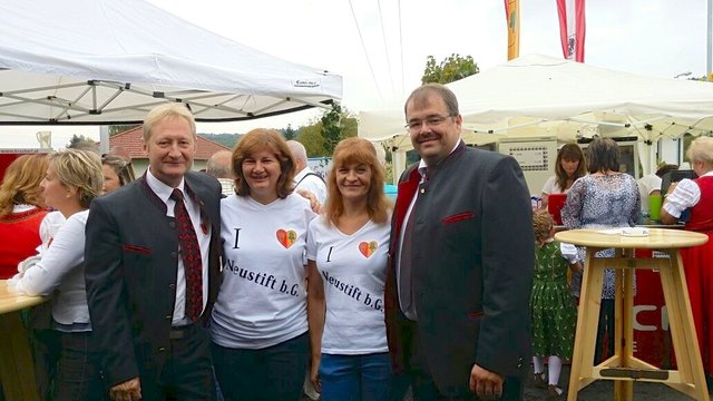 Auch Bgm. Franz Kazinota (rechts) und Vbgm. Gerald Weber freuen sich über die T-Shirts im Neustift-Design. | Foto: Gemeinde Neustift