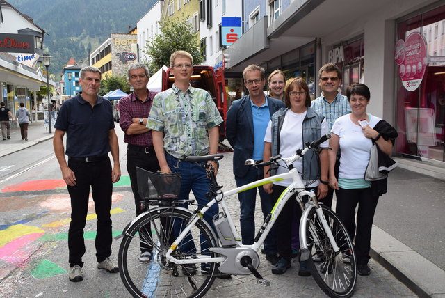 Umweltreferent Benno Flatschacher, Vizebgm. Manfred Jenewein, Helmut Stadlwieser, Bgm. Wolfgang Jörg, Michaela Hummel, Martina Huber, GR Jakob Egg und Christa Zangerle bei der Siegerehrung.