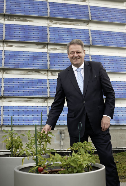 Kleine Tomaten im Big Apple: Rupprechter am Dach eines Solar-Wolkenkratzers.