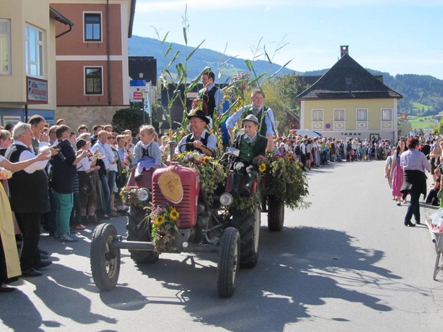 Zahlreiche Zuseher bewunderten die liebevoll geschmückten Wagen der Landjugend in Irdning.