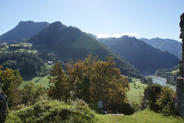Blick von der Burgruine Losenstein Richtung Schieferstein (links) und Reichraming. Rechts im Bild schlängelt sich die Enns durchs enge Tal. | Foto: Thöne