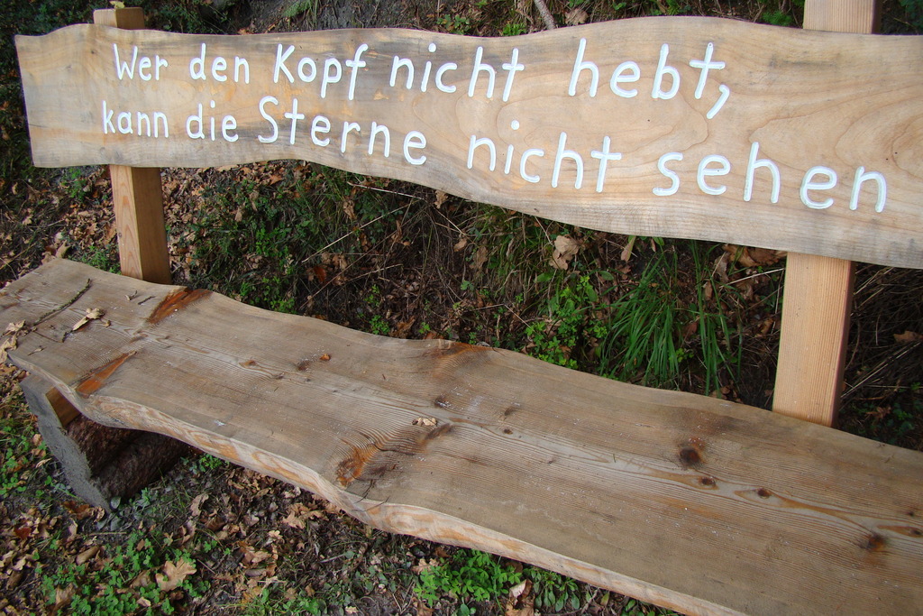 Bank 1 Mit Eingraviertem Spruch Villach