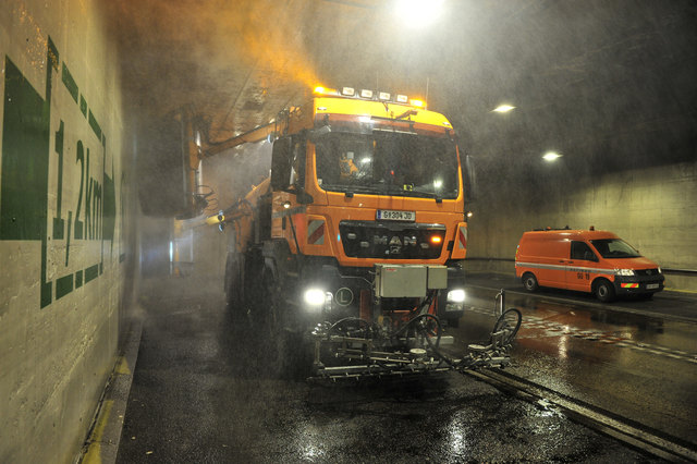 Mit bis zu fünf Fahrzeugen werden Tunnelwände und Decken gereinigt – dafür sorgen rotierende Bürsten und Hochdruckreiniger auf den Fahrzeugen. | Foto: ASFINAG
