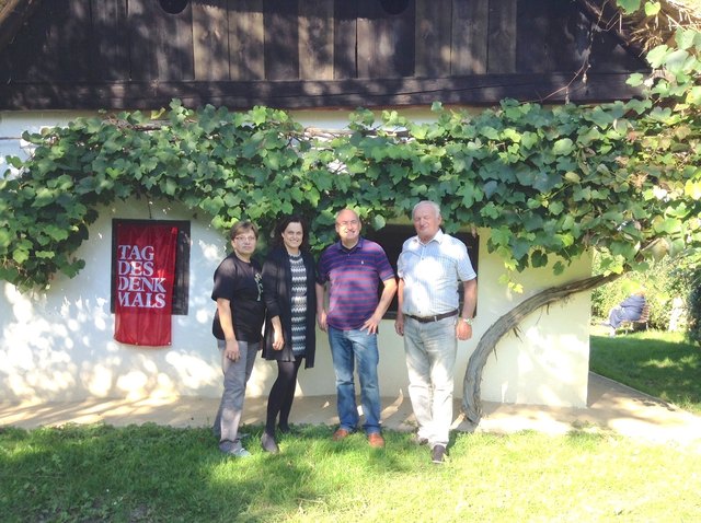 Petra Werkovits (2. von links) hieß kulturinteressierte Besucher im Künstlerdorf willkommen. | Foto: Talos Kedl