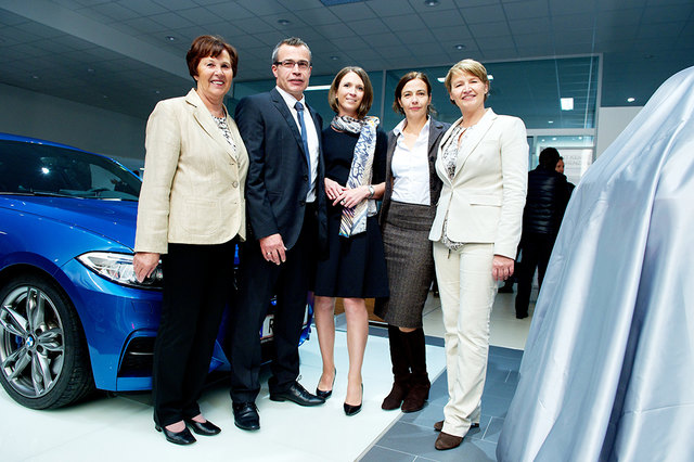 Die Gastgeber des Abends: (von links) Inge Kneidinger (Mitgründerin und Gesellschafterin), Geschäftsführer Hans Kneidinger und seine Frau Daniela, Andrea Laws und Ulli Kneidinger. | Foto: Foto: Mathias Lauringer/Die Oberösterreicherin