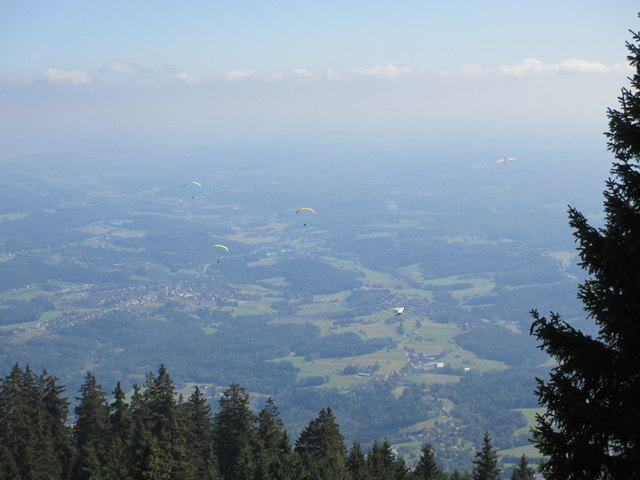 Für die Paragleiter ein Traum-Flugtag und für uns ein Erlebnis Sie beim Fliegen zu beobachten...