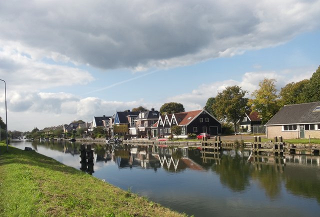 In den unzähligen Grachten spiegeln sich die kleinen Häuschen