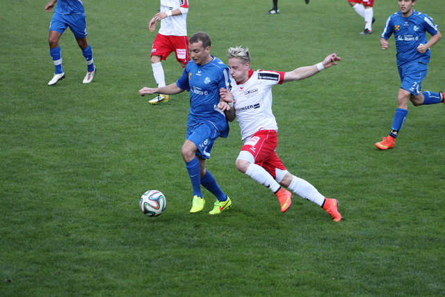 Die Zams-Kicker (weißes Dress) mussten sich im Heimspiel gegen Mils mit einem Punkt begnügen.