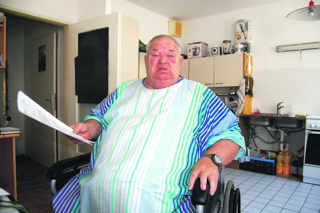 Peter Asmus kann es nicht glauben, dass seine Klage auf dein Elektro-Rollstuhl abgelehnt wurde.