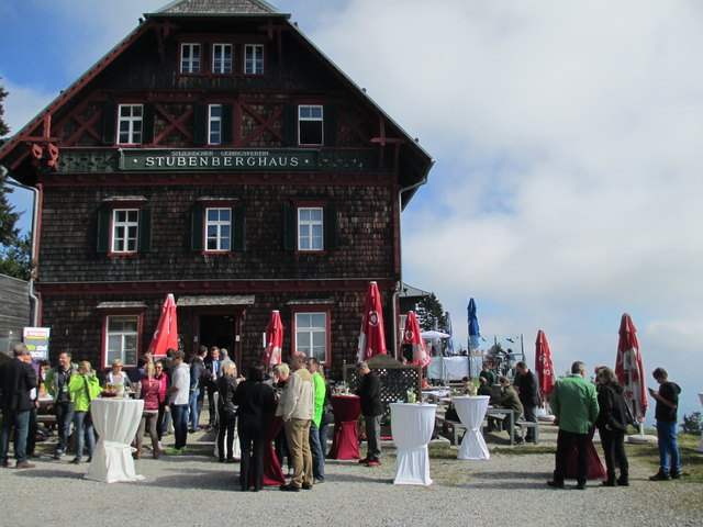 Zahlreiche Gäste folgten der Einladung, auf der Terrasse im Stubenberghaus genießen sie das schöne Wetter...