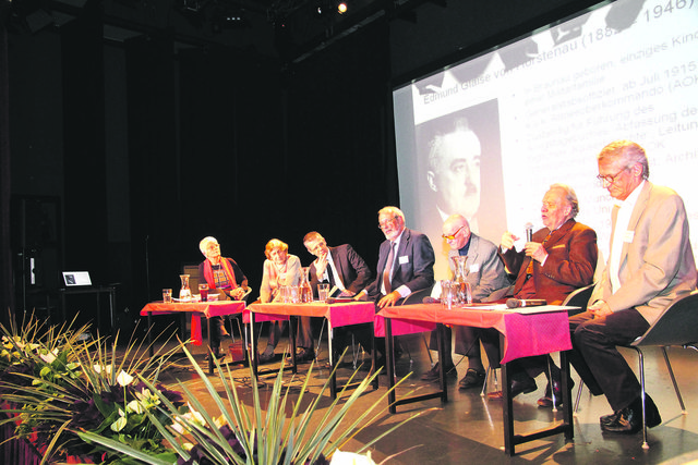 In der Diskussionsrunde waren beteiligt (v. l.) Erna Putz (Theologin, Politik-und Kommunikationswissenschaftlerin), Zeitzeugin Rita Alleschaus aus Simbach, Martin Prieschl (Mitglied der österreichischen Geschichtsforschung), Moderator Florian Kotanko, Zeitzeuge Hermann Rieder aus Polling, Peter Broucek (ehem. Direktor des Kriegsarchivs in Wien) und Journalist Fritz Hirzel aus Bern.