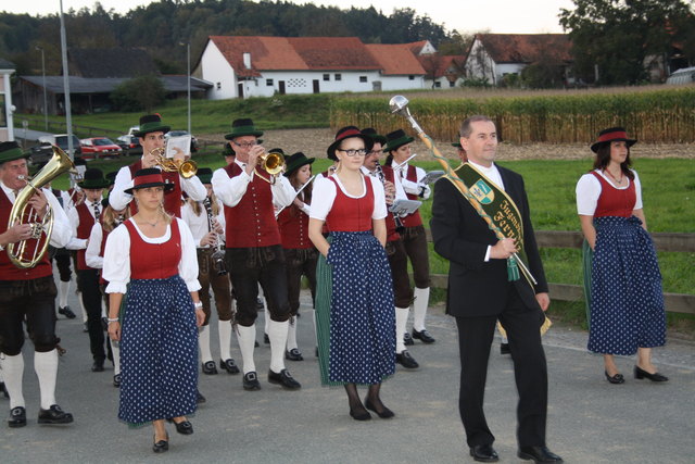 Pfarrer Josef Windisch führt als Stabführer die Jugendkapelle Fernitz an.