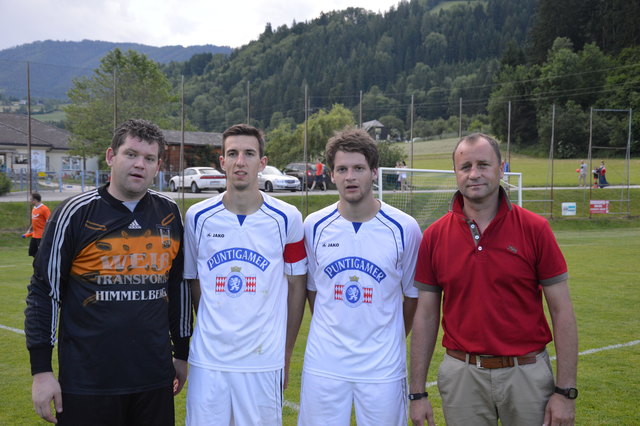 Tormann Jürgen Petritz, Stürmer Martin Kopper, Jan-Michael Scherer und Trainer Roland Fischer (v. li.)