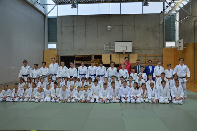 Trainer Martin Hinteregger (re.) und seine erfolgreichen Judokas aus Feldkirchen