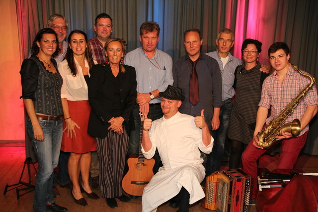 Ilona Eggl, Andreas Szerencsics, Cornelia Leopold, Peter Dluhos, Marina Scheutz Tatic, Christian Lauder, Robert Niemeczek, Kurt Pawlik, Irene Szerencisics, Joe Weichinger mit Roland Mayer in der Mitte.