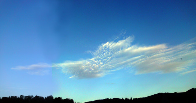 Ein wenig zerfleddert wirkt er, der Wolkenvogel... Dafür setzt er zielsicher zur Landung in den Bergen an...