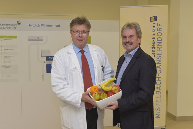 Landesrat Karl Wilfing und der Ärztliche Direktor des Landesklinikums Mistelbach-Gänserndorf und Leiter der I. Med. Abteilung für Kardiologie und Nephrologie Otto Traindl raten als beste Prävention gegen Herzinfarkte zu gesunder Ernährung und Bewegung. | Foto: LKH