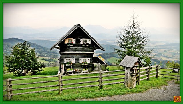 So liebevoll wurde der traditionelle Troadkasten Kärnten's eingerichtet:
•Ergeschoß: Wohnbereich mit Panoramaterrasse
•Obergeschoß: schöner Schlafbereich, WC
•Untergeschoß: Dampfsauna, Whirlpool, Ruheraum und WC