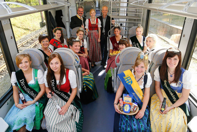 Auf großer Fahrt mit zahlreichen Hoheiten. Verkehrslandesrat Karl Wilfing, NÖVOG Geschäftsführer Gerhard Stindl zeigen sich sichtlich stolz. (© NÖVOG / Bollwein)