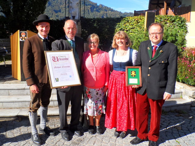 Die Ausgezeichneten mit Gattinnen und Bürgermeister: Bürgermeister Fritz Holztrattner, Michael und Franziska Neureiter sowie Gerlinde und Manfred Schönleitner. | Foto: Schaber