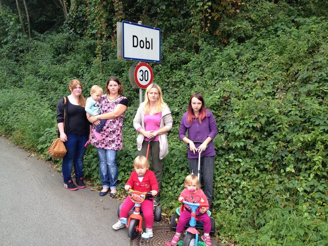 Die Familien Saurerund Scharnböck aus Dobl beklagen immer wiederkehrende Raser.