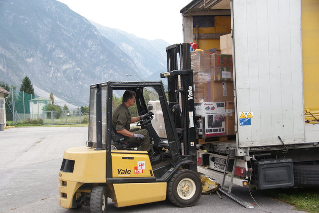 In der Landecker Pontlatz-Kaserne wurden vergangenen Dienstag die Hilfsgüter für Osteuropa verladen.