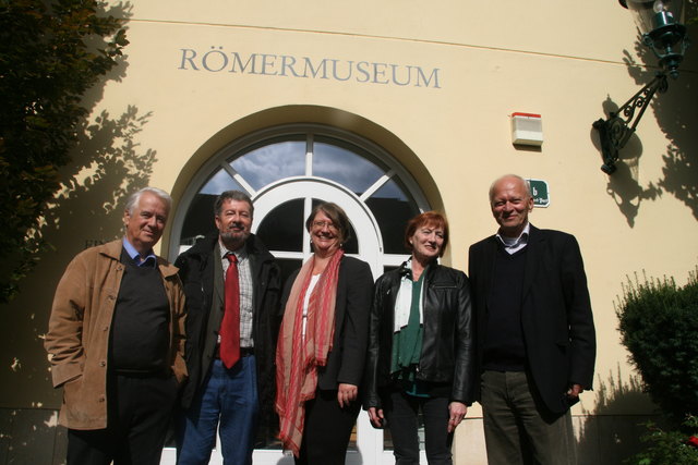 Dieter Jauschowetz (Verein Freunde für Zeiselmauer), Andreas Schwarcz, XX Jilek (beide Uni Wien, Institut für Geschichte), Christina Pauser (Römermuseum Tulln) und Konrad Schröder (Verein Freunde für Zeiselmauer). | Foto: Zeiler