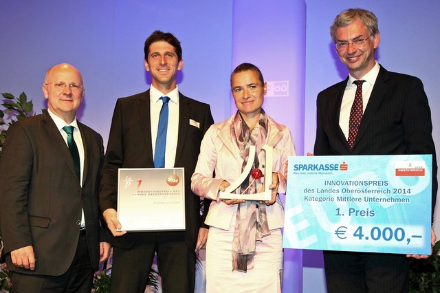 Michael Rockenschaub (Generaldirektor Sparkasse OÖ), die Preisträger Michael Stroi (Entwickler) und Eisenbeiss-Geschäftsführerin Valborg Burgholzer-Kaiser sowie Wirtschafts-Landesrat Michael Strugl. | Foto: Kauner / Land OÖ