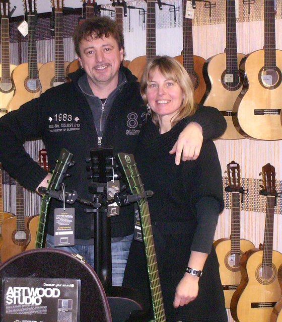 Fun Gitarre-Geschäftsführer Robert Poringer mit Marianne Andeßner, Leiterin der Gitarrenkurse in Ried. | Foto: privat