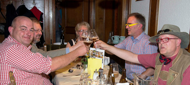 Auf einen gelungenen Abend: Martin Seidl, Manfred Schaurecker, Helga, Reinhold Hummer und Conrad Seidl. | Foto: Walter Bertich/Projektteam Ried