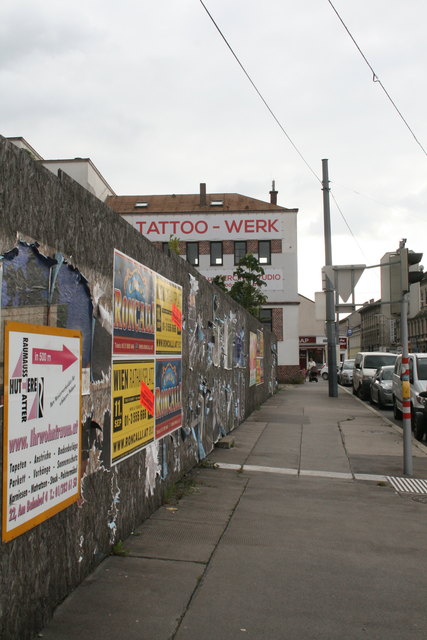 Der Bauzaun, von dem ehemalige Plakatierungen in Fetzen hängen, macht das Gelände noch unattraktiver.