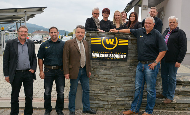 Sicherheits-Experte Gunter "Johnny" Walcher (vordere Reihe 4.v.l.) mit seinem Team und den Gratulanten | Foto: KK/Schusser